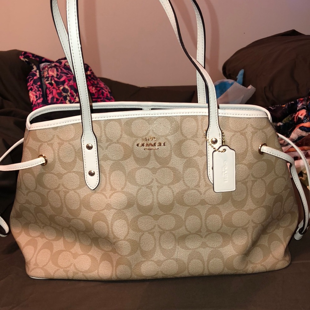 Excellent used condition three pocket coach bag